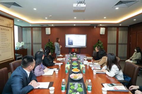罗湖区人大常委副主任谭会茹一行莅临青崖娱乐调研