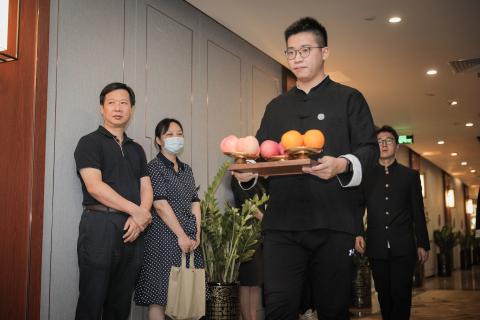 罗湖区委统战部副部长、工商联党组书记叶志伟一行到青崖娱乐调研