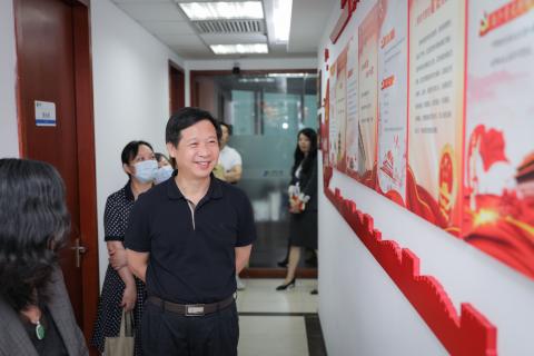 罗湖区委统战部副部长、工商联党组书记叶志伟一行到青崖娱乐调研