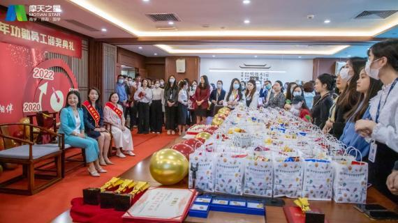 “ 感恩有你 · 一路相伴 ”青崖娱乐10年功勋员工颁奖典礼圆满举办