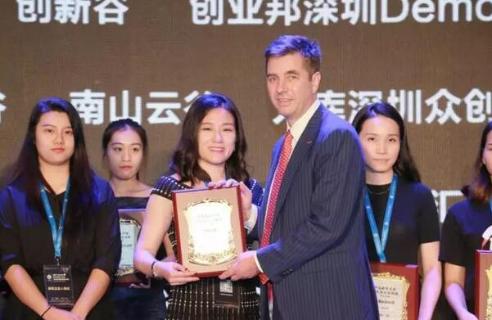 青崖娱乐荣获2017胡润百富中国最具贡献孵化平台百强榜深圳50强称号